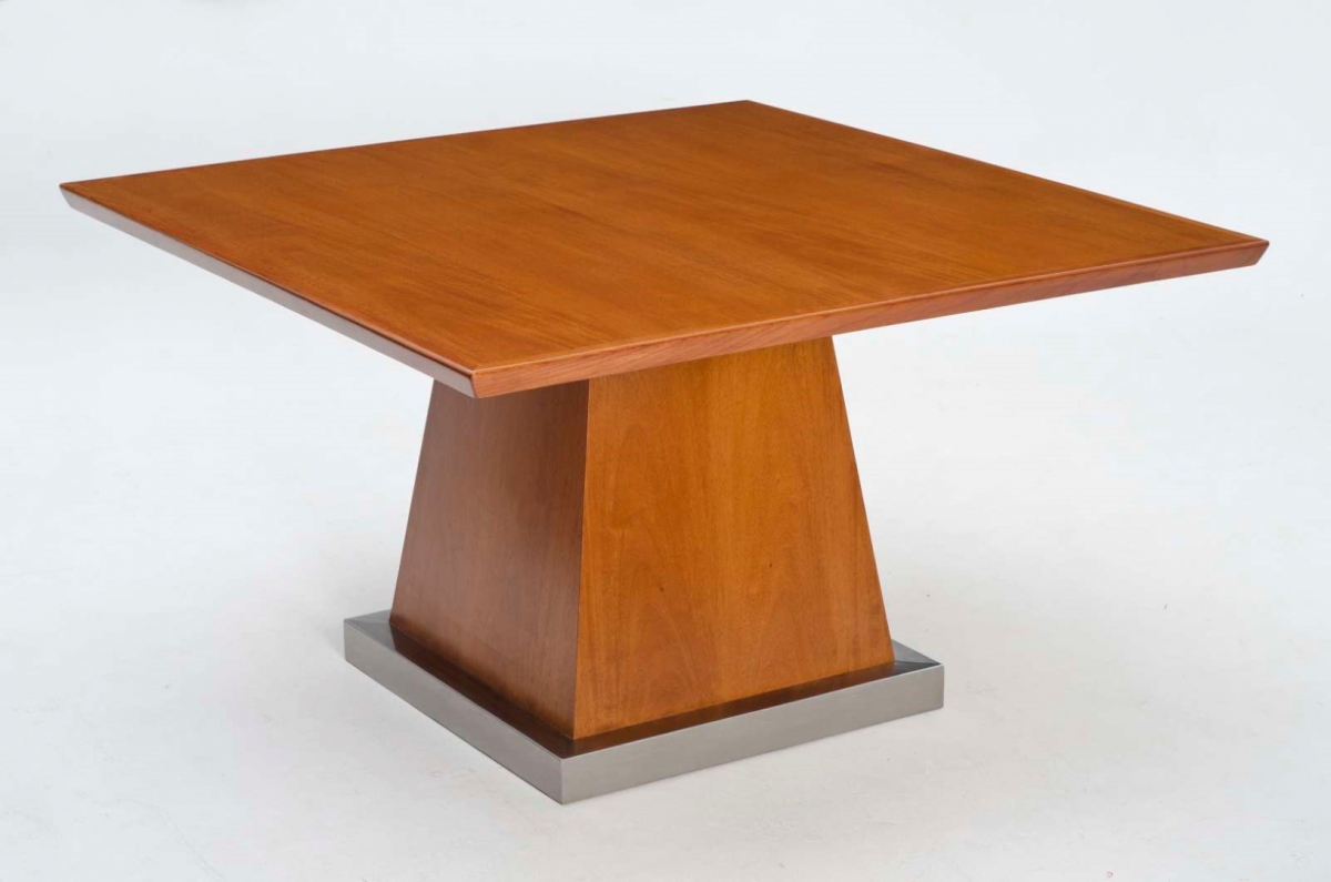 MESA JULIANA CUADRADA CON ZÓCALO DE ACERO INOXIDABLE.
